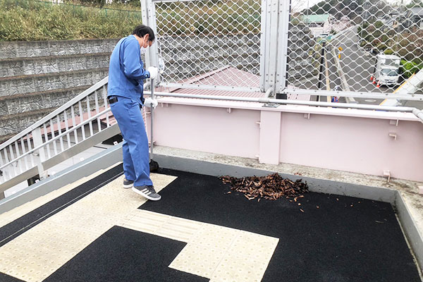 ツネマツガス_歩道橋清掃_2