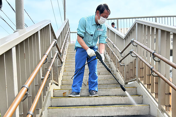 ツネマツガス_歩道橋清掃_3