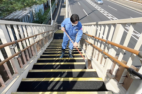 ツネマツガス_歩道橋清掃_2