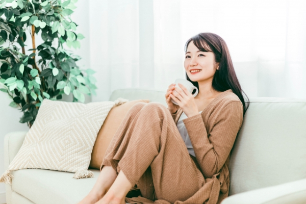 室内で暖まる女性