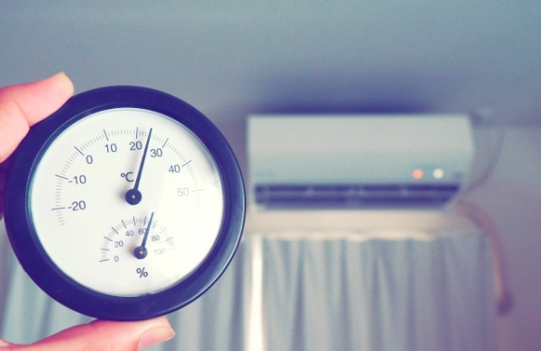 部屋の湿度をはかる様子