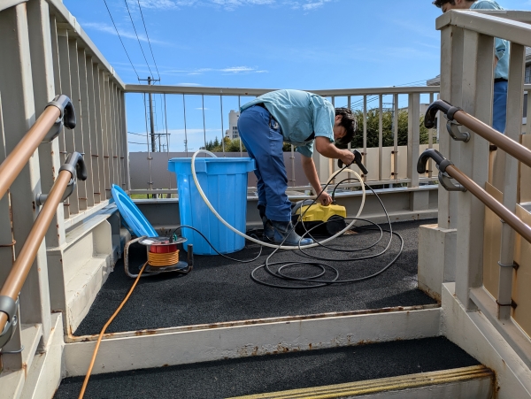 ツネマツガス_歩道橋清掃_3