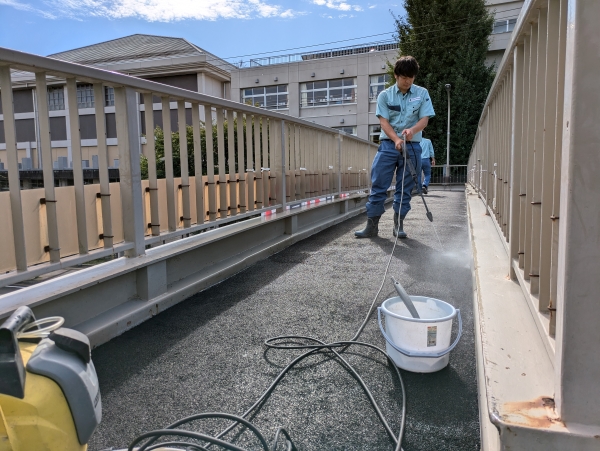 ツネマツガス_歩道橋清掃_4